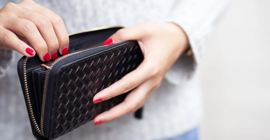 Helpful tips from Speedy Cash on how to avoid emotional spending.
